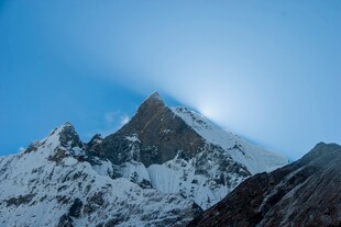 蓝天下的雪山风光