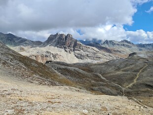 高原荒野山地风光