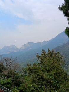 朦胧远山自然风光爬山