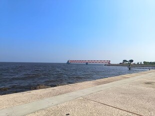 晴日海边堤岸风光