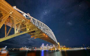 跨河拱桥夜景