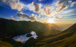 山间日出湖景