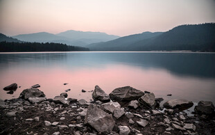 黄昏湖畔山景