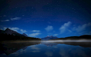 蓝夜湖山静谧风光