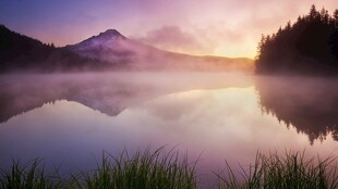 湖山晨雾日出美景