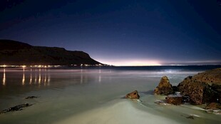 静谧海岸夜景风光