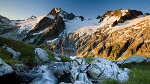 日照雪山壮丽风光