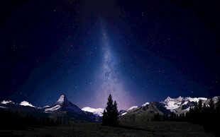 夜空雪山光柱奇景