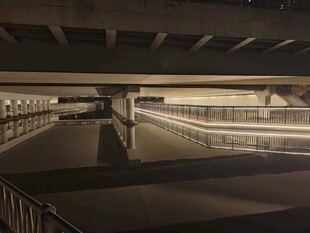 昏暗多层室内廊道
