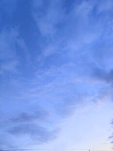 蓝天薄云晴空背景