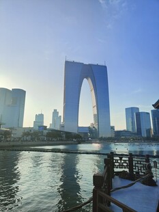 苏州东方之门河畔风光