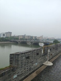 雾天河畔古城墙远景