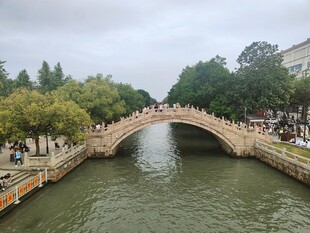 江南石拱桥河道风光