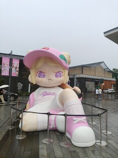巨型卡通女孩户外美陈