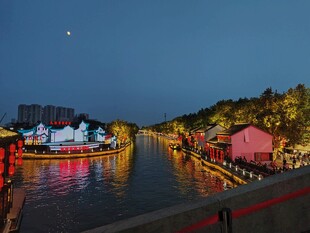 河畔月夜风光