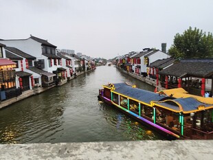 江南水乡河畔游船风光