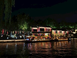 湖上游船夜景