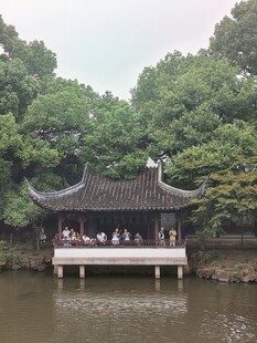 江南园林临水古亭