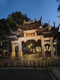 中式古牌坊夜景