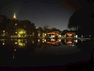 湖畔夜景灯光倒影