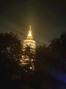 夜景亮灯古塔
