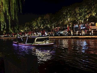 河畔夜景游船