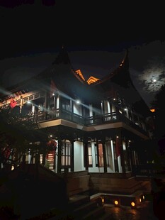 雨夜古建朦胧夜景