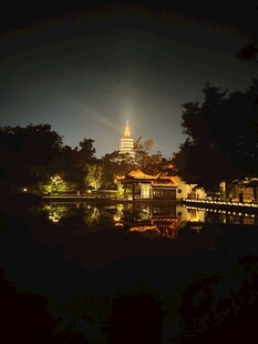 湖畔古塔夜景