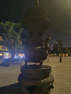 夜晚广场复古灯柱