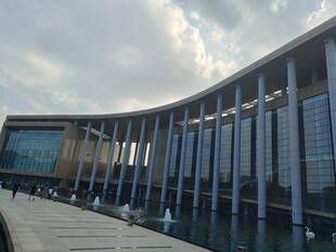 现代弧形建筑外观