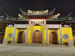 中式寺庙山门夜景