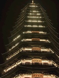 古塔夜景仰拍