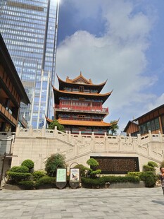 中式古楼与现代高楼同框