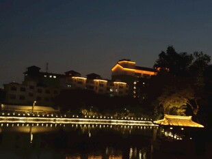 河畔古建夜景
