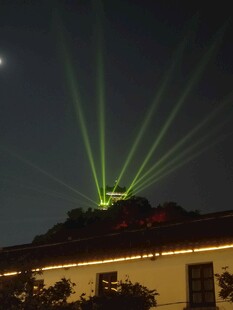 夜空绿色激光光束