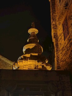 夜色中亮灯古佛塔
