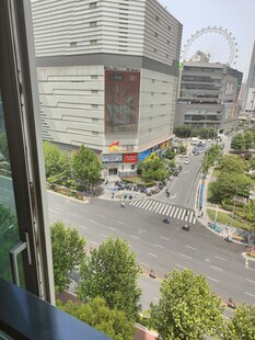 窗边远眺城市街景
