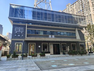 临街多层现代商业建筑