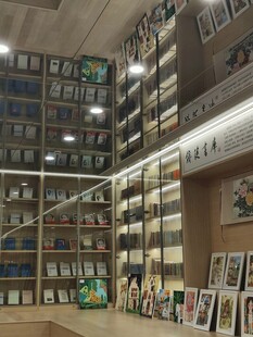 书店书架陈列场景