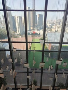 隔窗眺望城市运动场