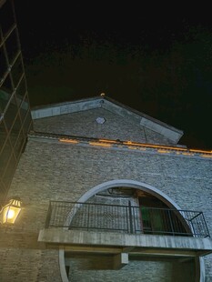 夜间仰拍复古砖石建筑