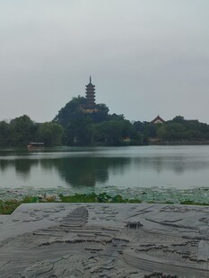 雾湖远眺古塔山景