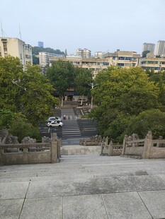 广场远眺城区街景