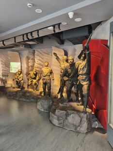 红色主题展厅雕塑展区