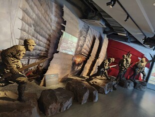 室内展馆人物群雕