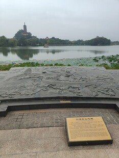 雾中湖景古塔远景