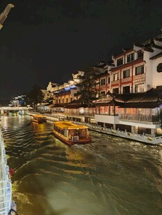 水乡河畔夜景游船