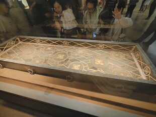 博物馆展出古代织锦文物