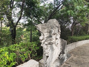 公园老者石雕半身像