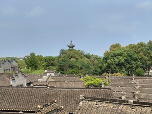 古村屋顶远眺古塔山景